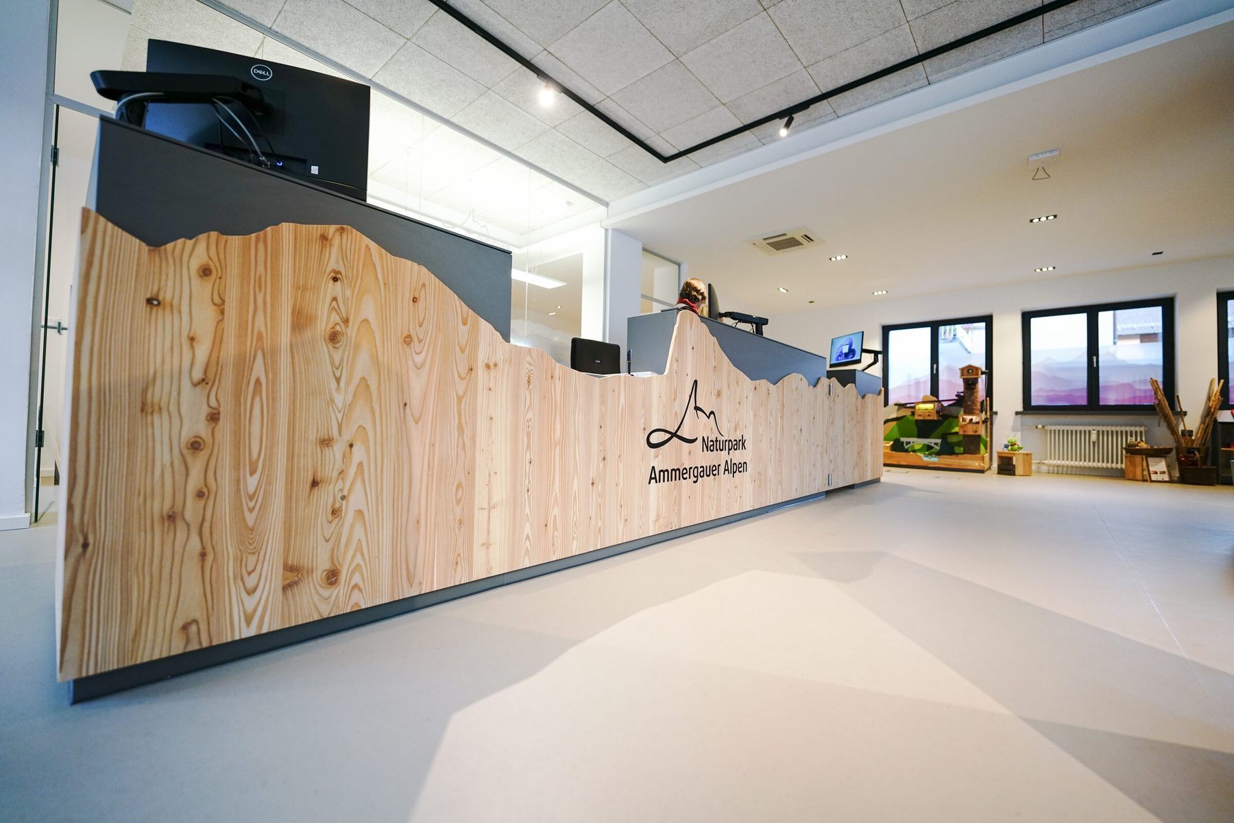 Innenausbau Tourist Info Oberammergau – Planung und Montage