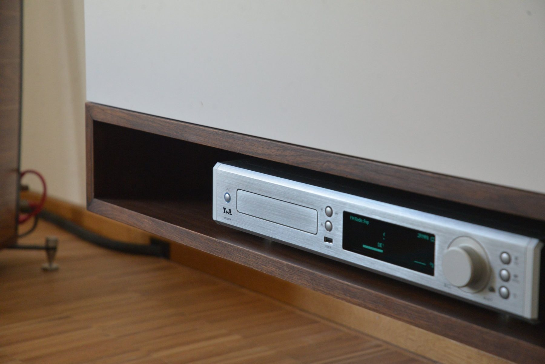 Modernes TV Lowboard Nussbaum – Schreiner Maßanfertigung