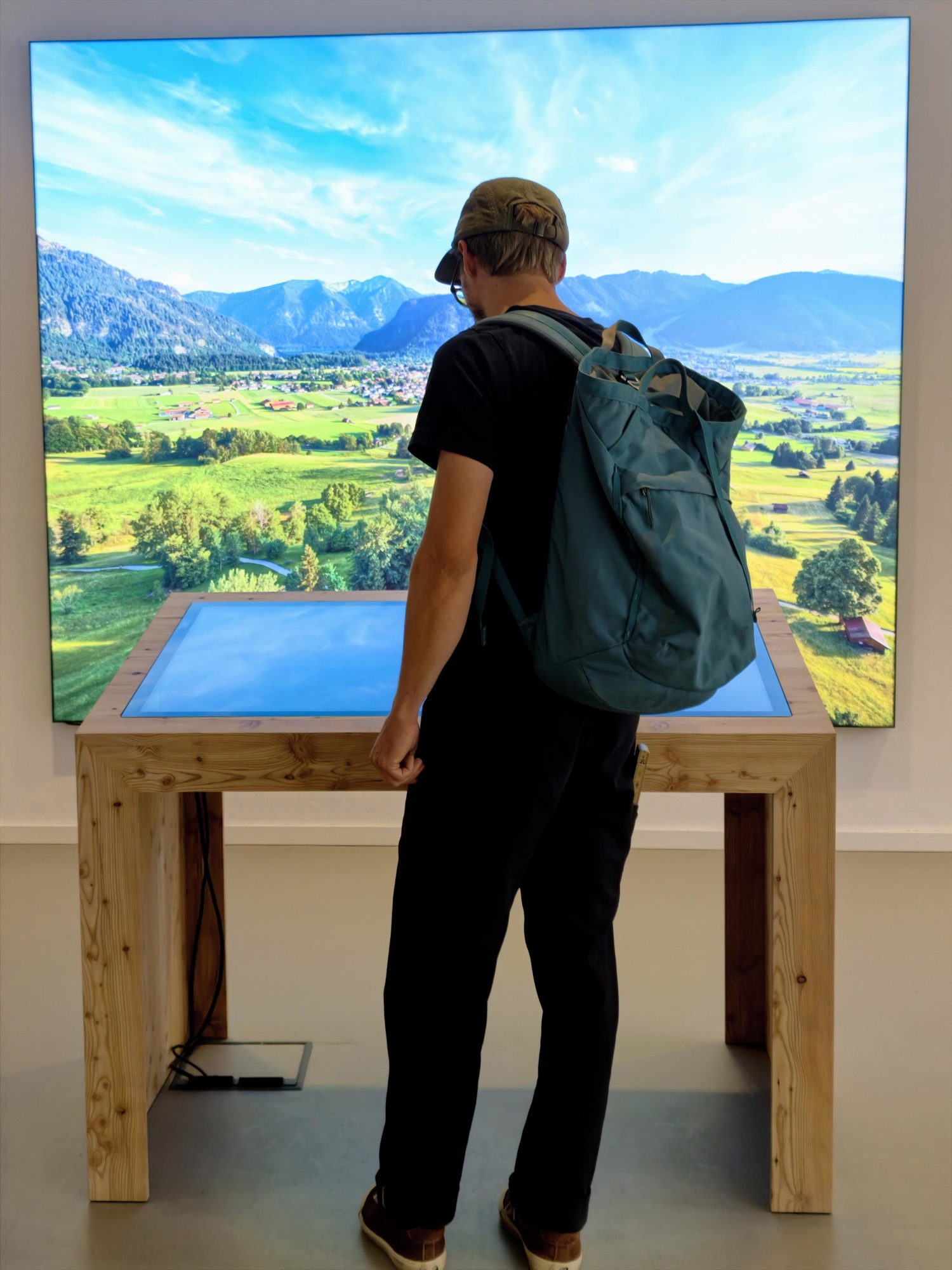 Beleuchtete Bildwand und Massivholztisch Tourist Info Oberammergau