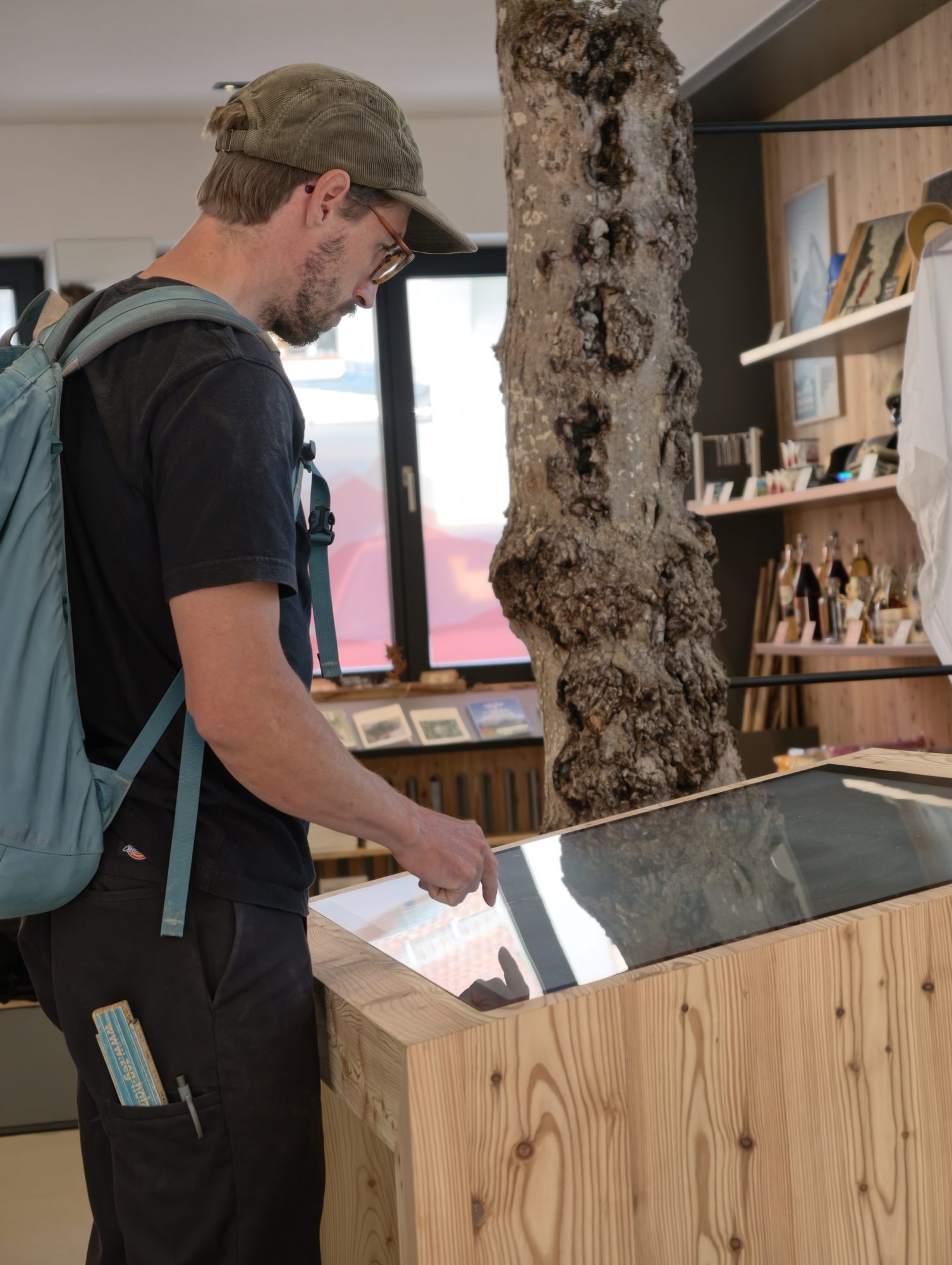 Touchtisch mit integriertem Baumstamm – Tourist Info Oberammergau