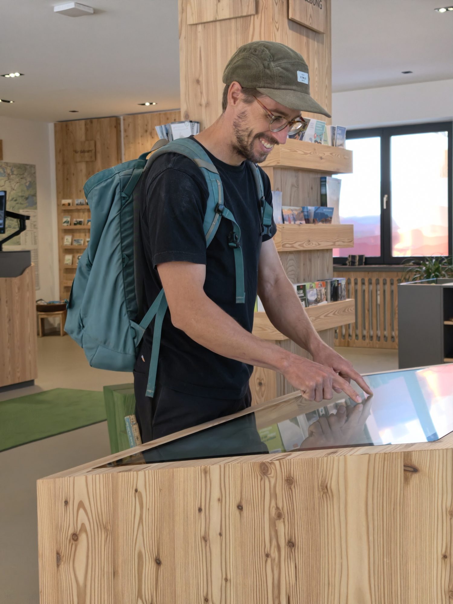 Infotheke mit Touchtisch Tourist Info Oberammergau – Schreinerei Maßanfertigung